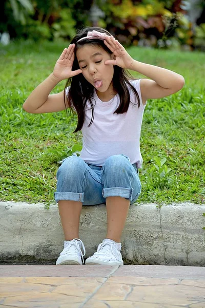 Ásia menina fazendo engraçado rostos — Fotografia de Stock