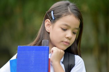 Genç Asyalı Bayan Öğrenci Not Defterleriyle Düşünüyor