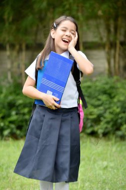 Genç Kız Öğrenci Gülen Okul üniforması Giyiyor