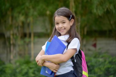 Sevimli Kız Öğrenci Üniforma giyen gülümseyen