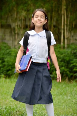 Gözleri kapalı üniforma giyen çeşitli kız öğrenci