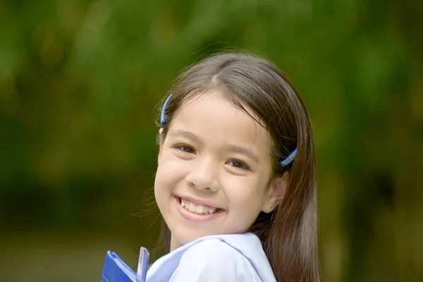 Souriant catholique asiatique enfant fille étudiant — Photo