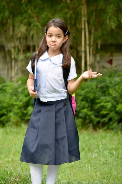 Étudiante indécise portant l'uniforme scolaire — Photo