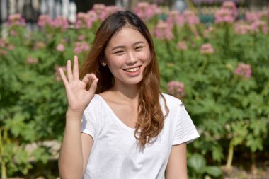 Kadın ve iyi işareti