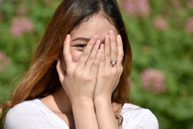 Bir Yetişkin Kadın Korktu.