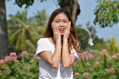 Ürküyor bir kadın kadın