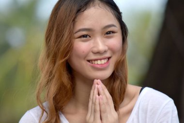 Genç Asyalı kadın dua