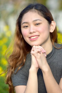 Bir Asyalı Dişi Namaz