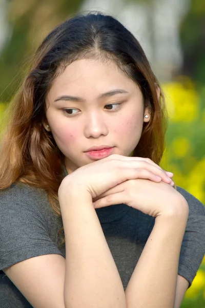 Filipina erwachsene Frau und Einsamkeit — Stockfoto