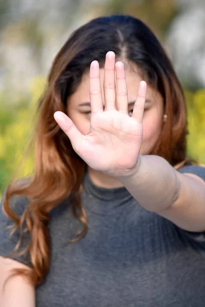 Ung asiatisk kvinna Gesturing Stop — Stockfoto