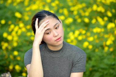 Filipinli kadın stres altında