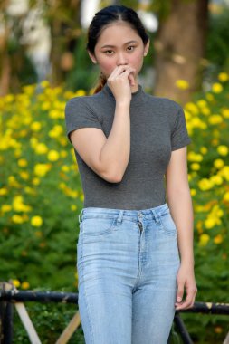 Endişeli Genç Asyalı Yetişkin Kadın