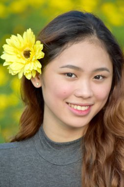 Gülümseyen genç bir dişi