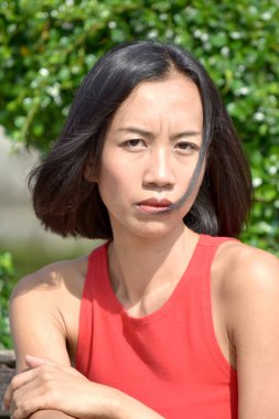 Ciddi Çekici Kadın