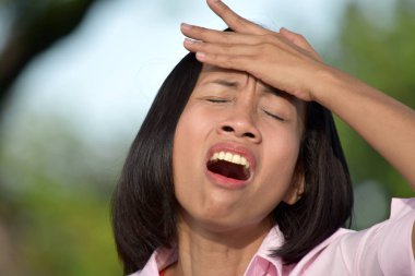 Baş ağrısı olan bir dişi