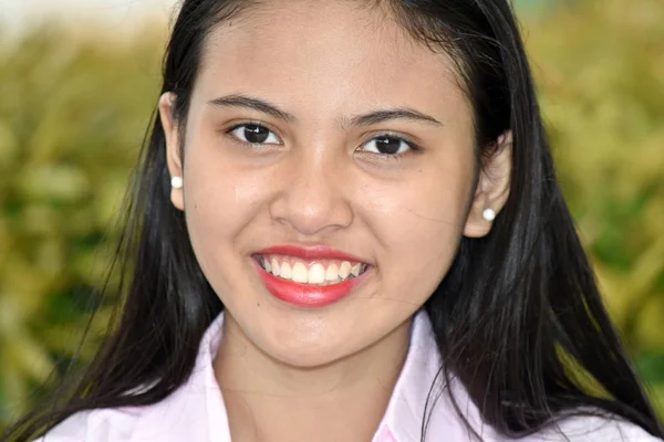 Jovem Filipina menina sorrindo — Fotografia de Stock