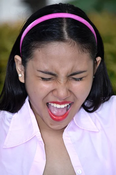 Uma menina asiática estressante — Fotografia de Stock