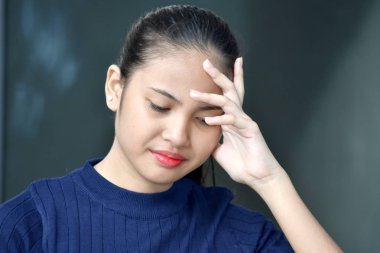 Mutsuz Güzel Filipinli Çocuk