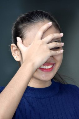 Genç Asyalı kadın gülüyor