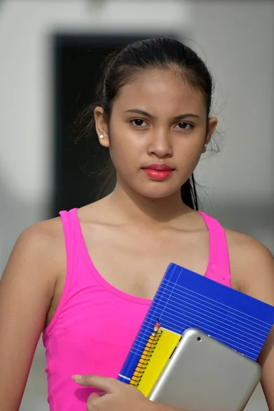 Mladá studentka na mladé Filipina s knihami — Stock fotografie