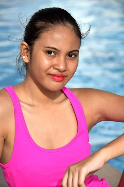 Menina adolescente sem emoção sentada na piscina — Fotografia de Stock