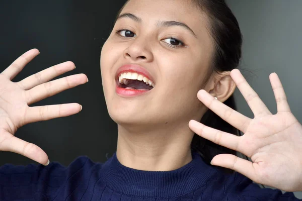 Förvånad Filipina flicka ungdom — Stockfoto