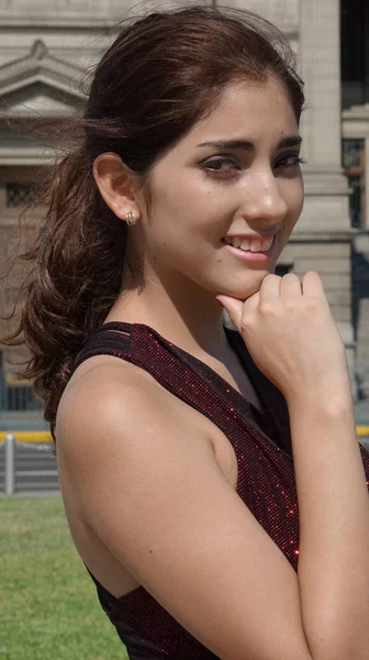 Boldog gyönyörű Latina nő — Stock Fotó