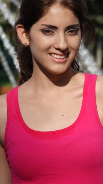 Gülümseyen güzel azınlık erkek