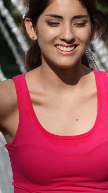 Gözleri Kapalı Genç Perulu Kadın