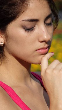 Düşünceli bir güzel insan