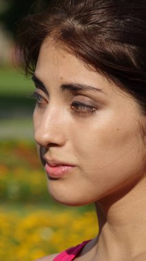 Bir çok kadın yüzü