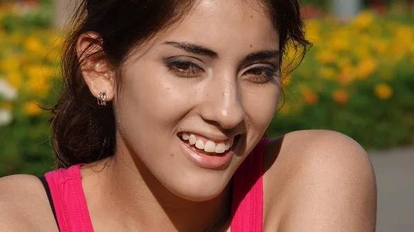 Çekici Latina Kadın Gülümseyen — Stok fotoğraf