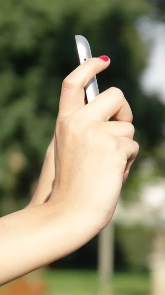 Dispositivo de tableta de sujeción de mano femenina — Foto de Stock