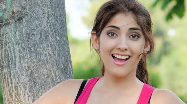 Lycklig ungdomlig Hispanic vuxen kvinna — Stockfoto