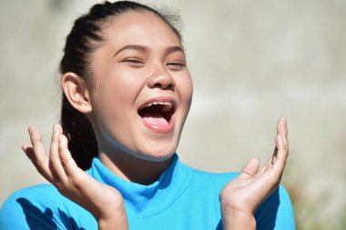 Sürpriz bir genç kadın