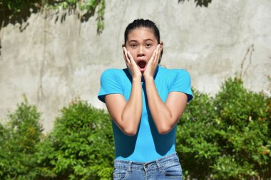 Ürküyor güzel kadın