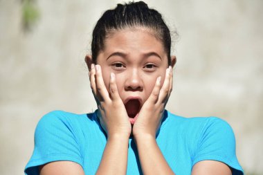 Ürküyor bir kadın kadın