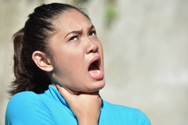 Genç Asyalı Kadın Boğulma