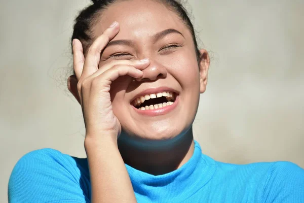 En asiatisk kvinna skrattar — Stockfoto
