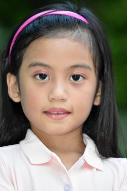 Gülümseyen bir Asyalı kadın