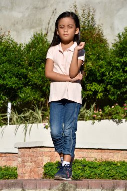 Petite Azınlık Kadın Ayakta