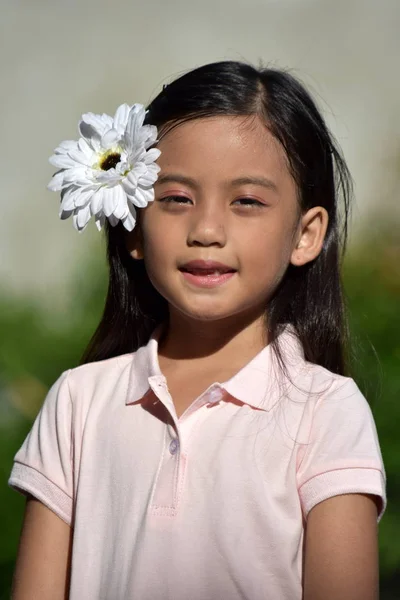 Ładniutka drobne Azjatyckie Adolescent z kwiaty — Zdjęcie stockowe
