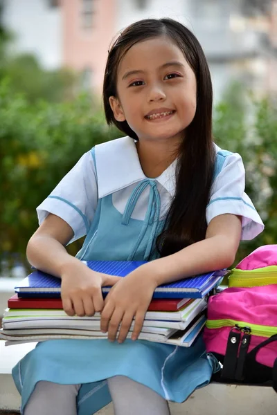 Ung asiatisk kvinna student och lycka bär skolan uniform — Stockfoto