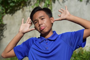 Asyalı Erkek Yapma Komik Yüzler