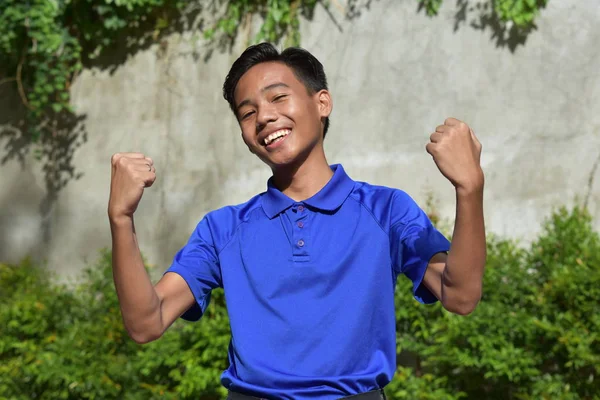 Seorang anak remaja yang kuat — Stok Foto