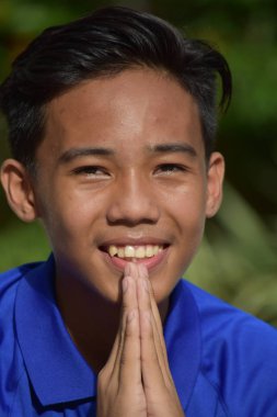 Yakışıklı Filipinli Çocuk Dua