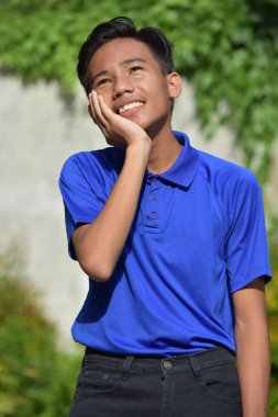 Endişeli Genç Filipinli Kişi