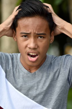 Stresli Yakışıklı Filipinli Boy