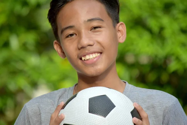 Jugador de fútbol masculino de minoría joven y felicidad con balón de fútbol — Foto de Stock