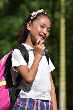 Dizüstü Bilgisayarlarla Farklı Kız Öğrenci Düşünme